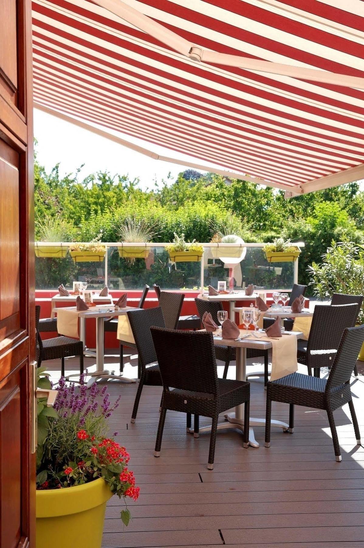 Hotel Logis Le Luth Mirecourt Exterior foto